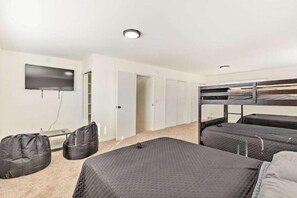 5 chambres, fer et planche à repasser, Wi-Fi, draps fournis