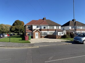 Exterior - Burnham / Slough Spacious Six Bedroom House (Burnham)