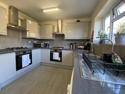 Burnham / Slough Spacious Six Bedroom House