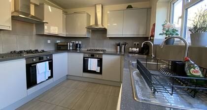 Burnham / Slough Spacious Six Bedroom House