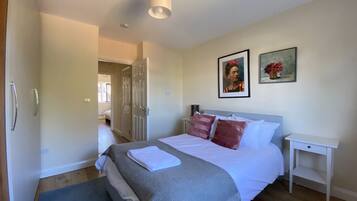6 bedrooms, iron/ironing board
