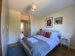 6 chambres, fer et planche à repasser