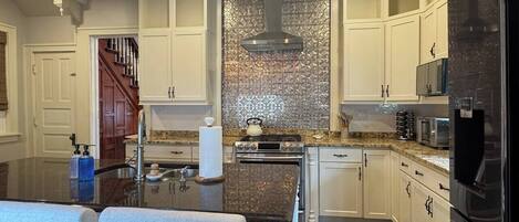 Kühlschrank, Mikrowelle, Herdplatte, Geschirrspüler