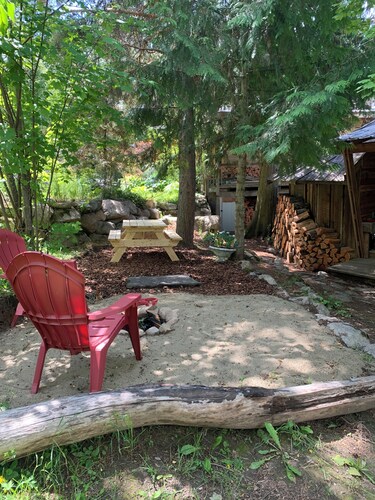 Cabin in Mountain Station - Easy Walk to Town and bordering the Rail to Trail