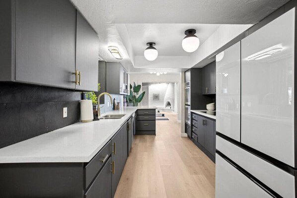 Fridge, oven, stovetop, dishwasher