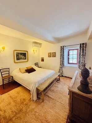 3 chambres, fer et planche à repasser, Wi-Fi, draps fournis