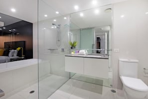 Baignoire Ă jets, serviettes fournies, papier toilette
