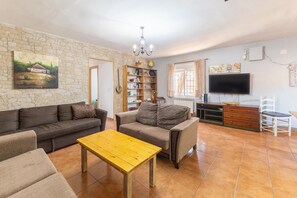TV, fireplace - Country House 'Casa Fina' with Private Pool, Shared Terrace and Wi-Fi (Fuentidueña De Tajo)