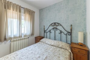 5 bedrooms, iron/ironing board, free WiFi, bed sheets