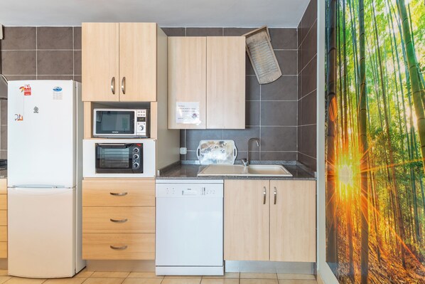 Réfrigérateur, four à micro-ondes, un four, surface de cuisson