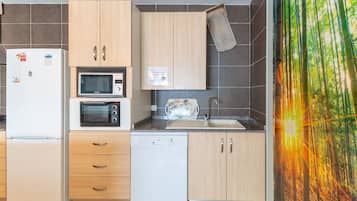 Køleskab, mikrobølgeovn, ovn, kogeplade