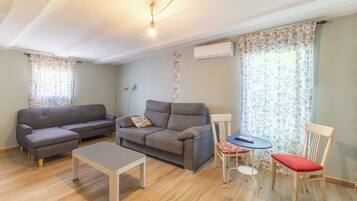 Televisie en een open haard