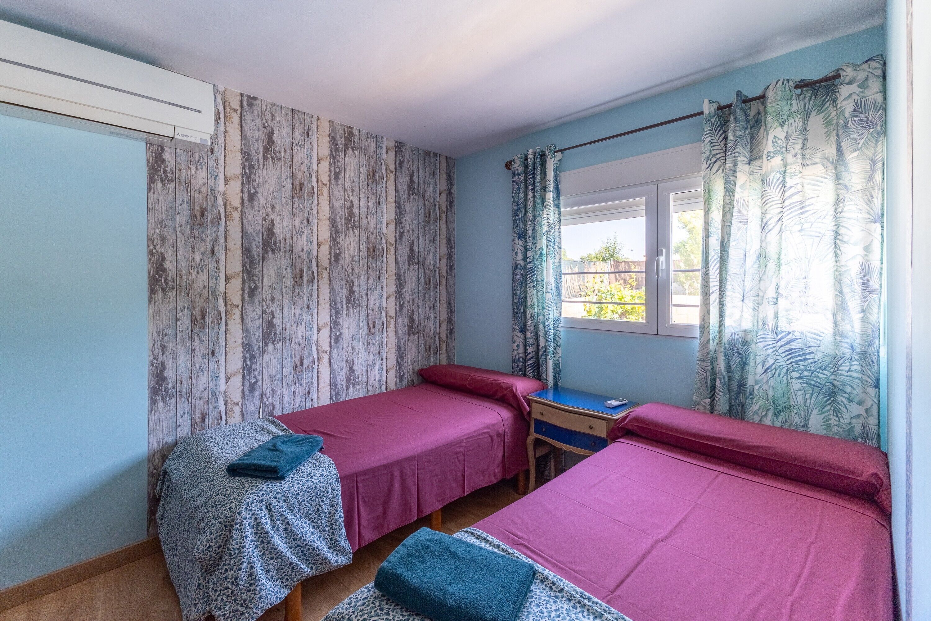 3 slaapkamers, een strijkplank/strijkijzer, gratis wifi, beddengoed