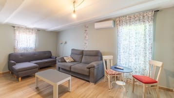 Een televisie en een open haard