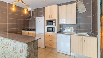 Een koelkast, een magnetron, een oven, een kookplaat