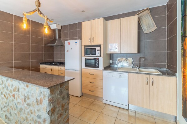 Fridge, microwave, oven, stovetop