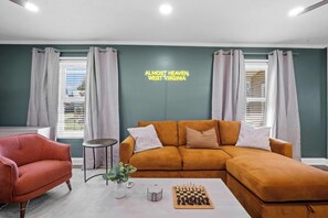 Smart TV - Adventure Basecamp, Walks to Kaymoor and Long point Trails, Hot Tub & Game Room (Fayetteville)