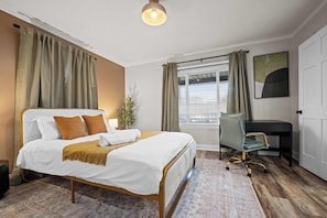 3 bedrooms, desk, WiFi, bed sheets