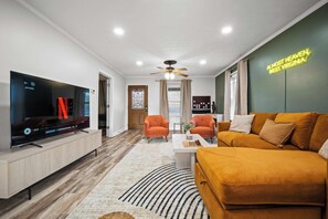 Smart TV - Adventure Basecamp, Walks to Kaymoor and Long point Trails, Hot Tub & Game Room (Fayetteville)