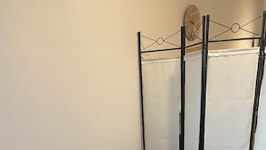 Un lit avec une literie à rayures noires et blanches et deux coussins à motifs.