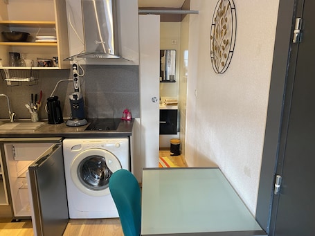 Fridge, microwave, oven, stovetop. Nancy, Superb air-conditioned studio 3 minutes from Place Stanislas, WIFI, fitted kitchen
