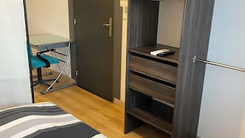 1 slaapkamer, een strijkplank/strijkijzer, reisbedje, wifi