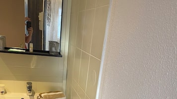 Een douche, een haardroger, handdoeken, zeep