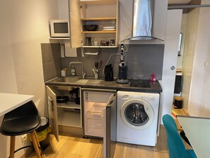 Réfrigérateur, micro-ondes, four, plaque de cuisson