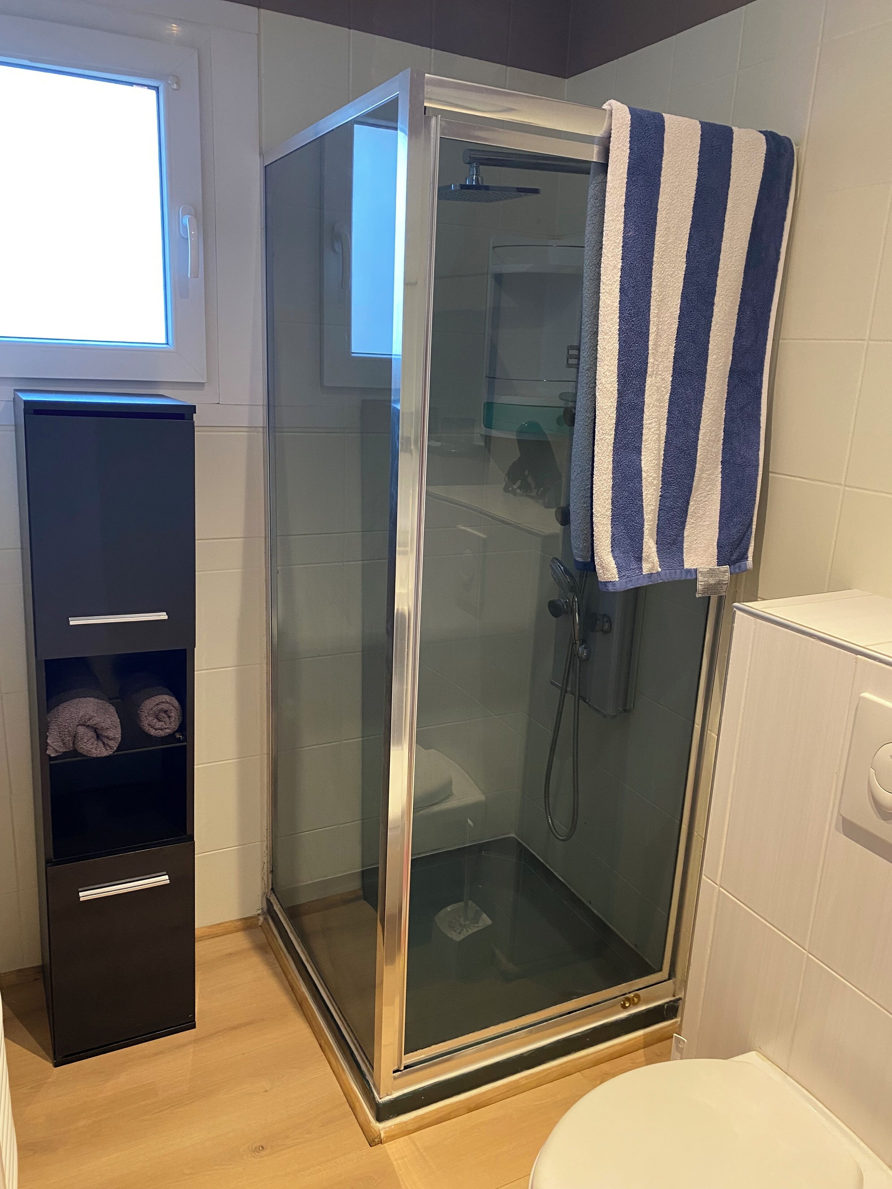 Dusch, hårtork, handdukar och tvål