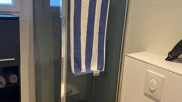 Douche, sĂšche-cheveux, serviettes fournies, savon