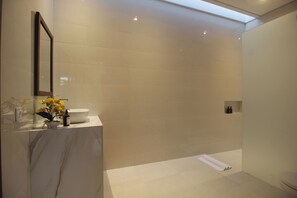 Haartrockner, Seife, Shampoo, Toilettenpapier