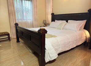 Escritorio, espacio para trabajar con laptop y wifi gratis