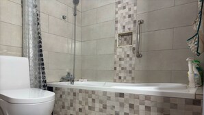 Family Suite | Bathroom - Harmony Heights (Kampala)
