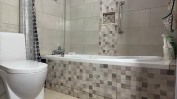 Suite familiar | Baño | Ducha, artículos de higiene personal gratuitos, toallas y jabón