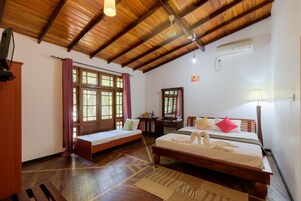 Luxury Cottage, Garden View | Desk, laptop workspace, soundproofing, iron/ironing board