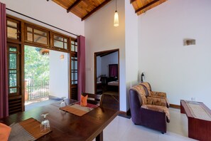 Luxury-Ferienhaus, Gartenblick | Schreibtisch, laptopgeeigneter Arbeitsplatz, schallisolierte Zimmer