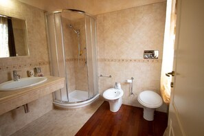 Douche, sèche-cheveux, bidet