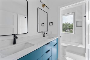 Sèche-cheveux, serviettes fournies, savon, shampoing