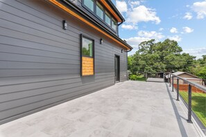 Terrace/patio - Sleek & Stylish New Build (Austin)