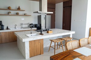 Deluxe Villa, Mountain View | Private kitchen - Beverly Hill Mountain View Villa 8BR (Cimenyan)
