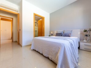 3 bedrooms, desk, internet