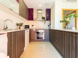 Kühlschrank, Mikrowelle, Ofen, Geschirrspüler