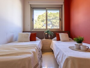 3 bedrooms, desk, Internet