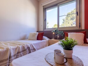 3 bedrooms, desk, Internet
