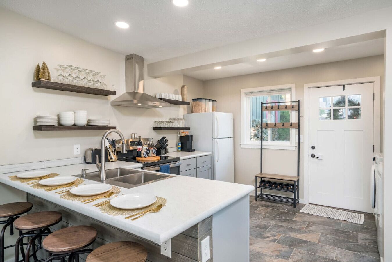 Frigorífico, microondas, horno y placa de cocina