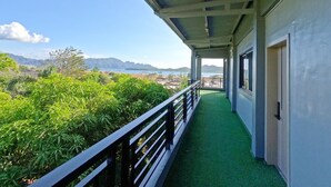 A balcony with a view of mountains and a beach. - Lucky Tito Diving Inn Coron (Coron)