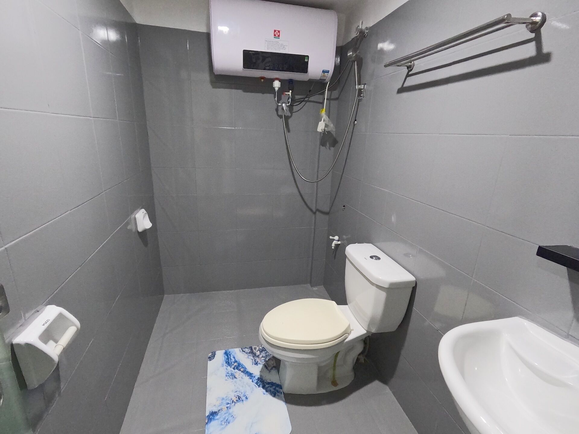 Ein kleines, modernes Badezimmer mit Toilette, Bidet und Duschkabine.