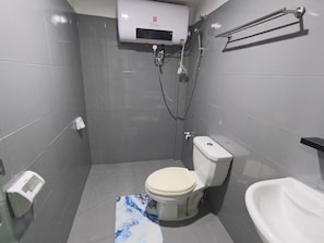 Shower, hair dryer, slippers, soap - Lucky Tito Diving Inn Coron (Coron)