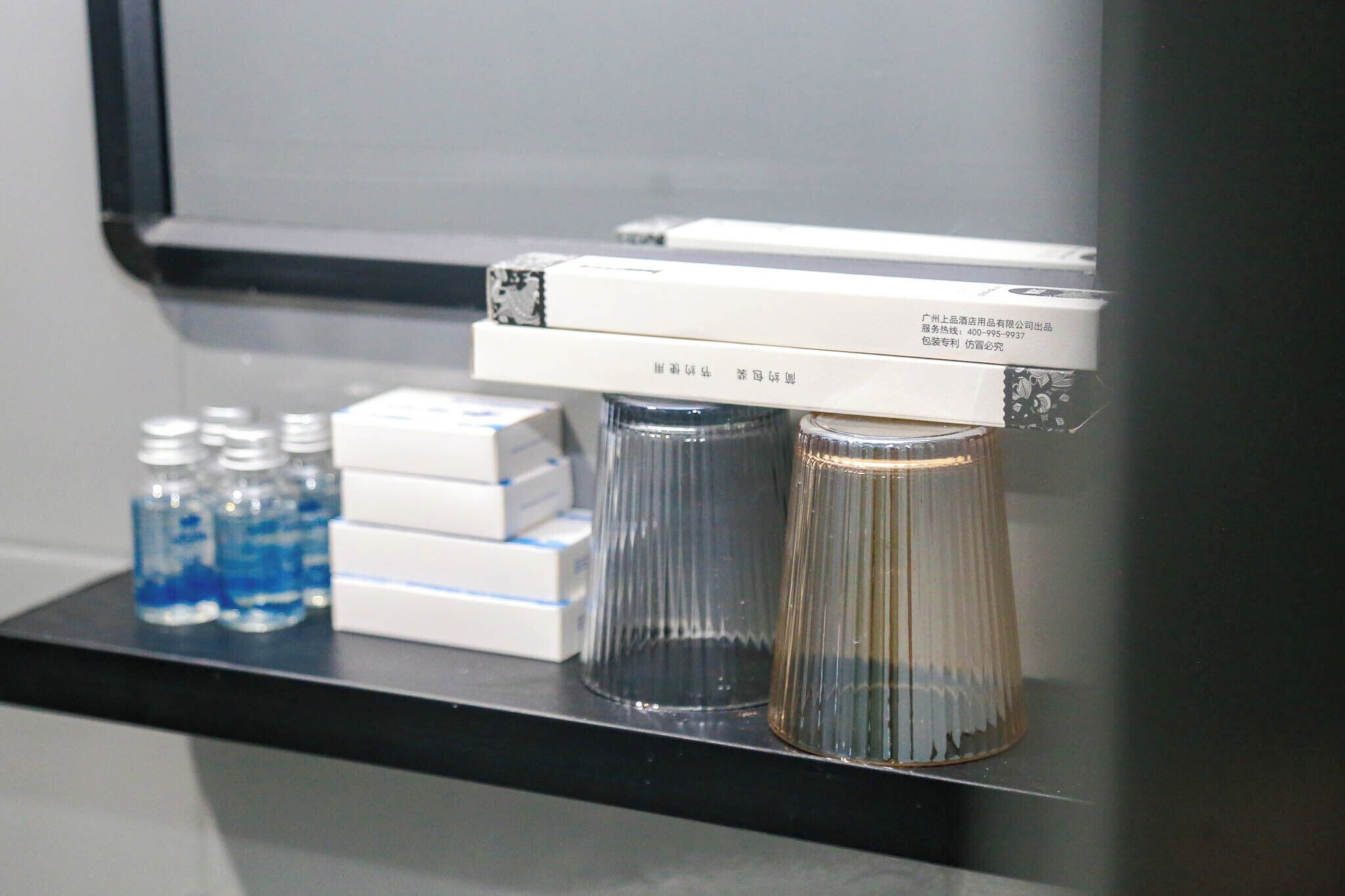 Dusche, Haartrockner, Hausschuhe, Seife