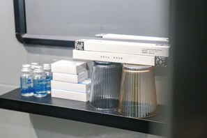 Dusche, Haartrockner, Hausschuhe, Seife